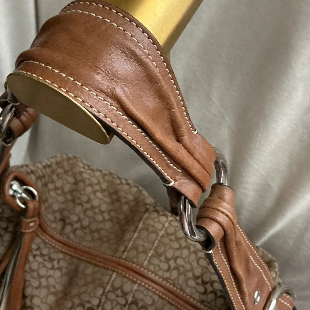 Coach Vintage 2006 Signature Tan & Brown Hobo Shoulder Bag (EUC) 🤩